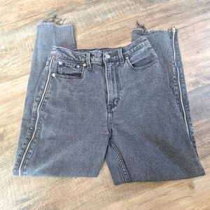 A&F Ultra High Rise Mom Jean size 28/6R